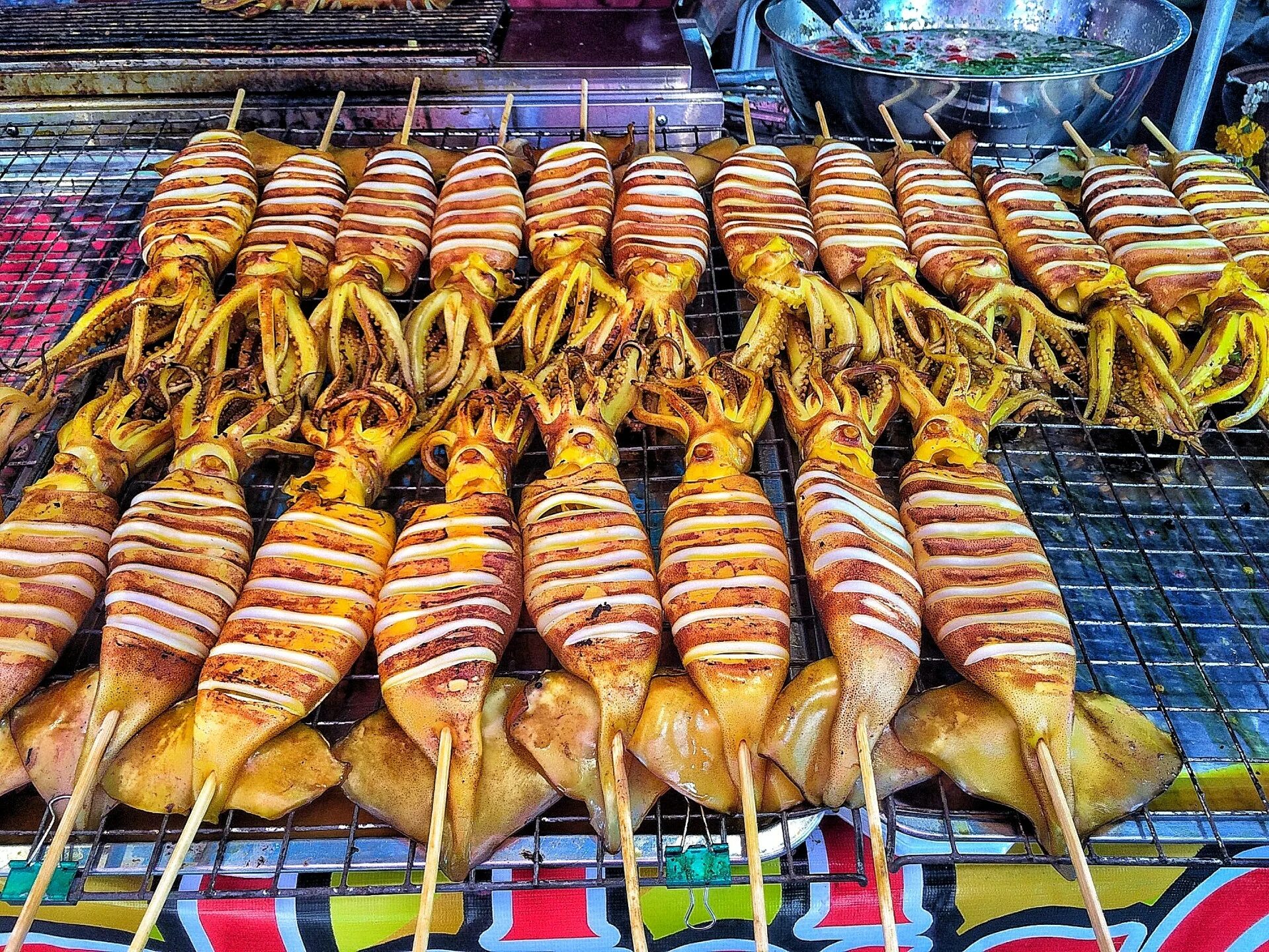 Thai streets. Стрит фуд Тайланд. Бангкок стрит фуд. Бангкок уличная еда. Тайланд блюда стрит фуд.