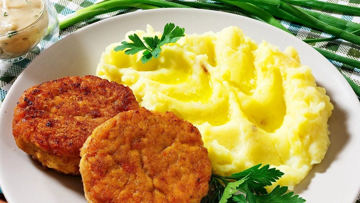 Добавить майонез в котлеты. Мясная котлета с пюре. котлеты мясные с картофельным пюре. котлета с пюре на тарелке. картошка пюре с котлетой красиво.