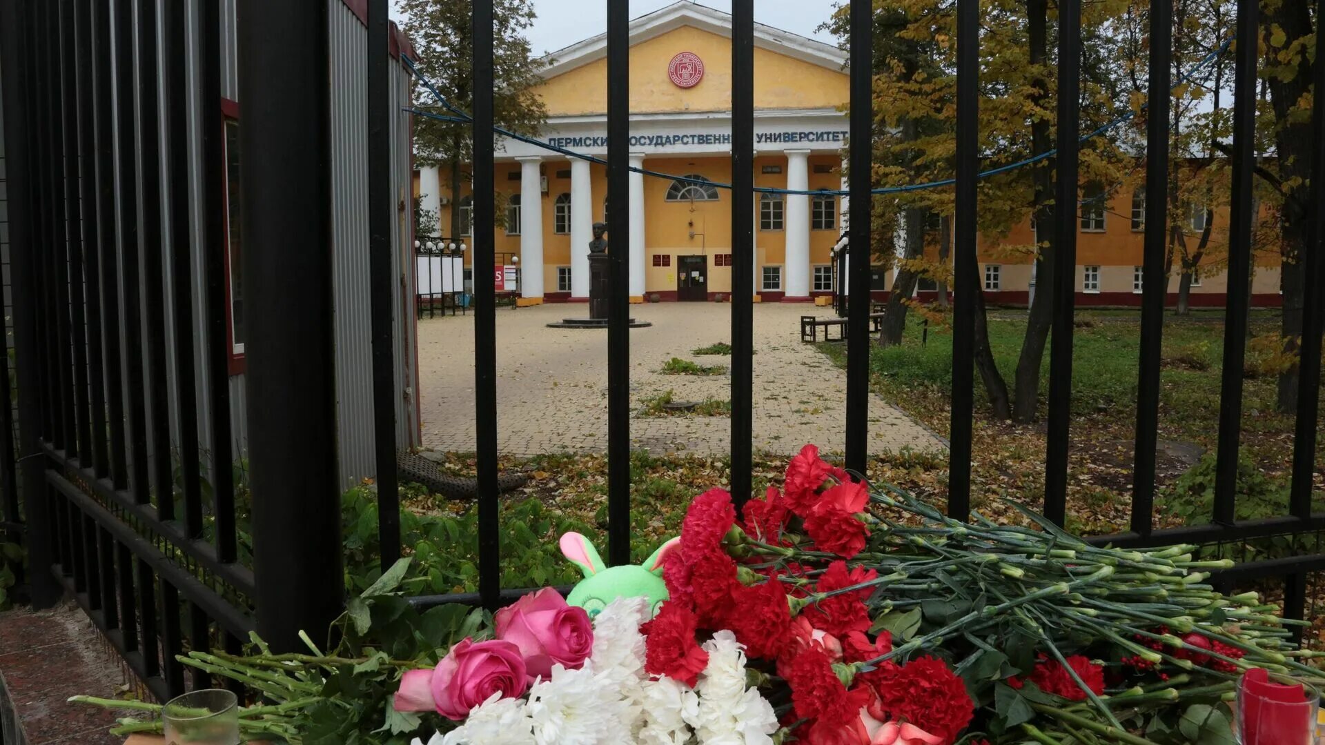 Пермь траур. ПГНИУ Пермь стрельба. Стрелок в Перми в университете. Пермский государственный университет мемориал. Пермский государственный университет трагедия.