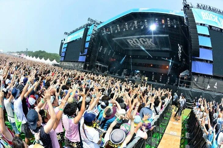 In rock. Рок фестиваль. Rock in japan. Япония фестиваль музыки. Музыкальный рок фестиваль.
