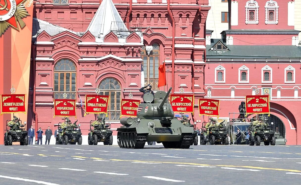 День победы город москва. Парад Победы 45. Парад Победы в 45 году на красной площади Москва. Парад Победы 1945г на красной площади. Парад Победы в Москве 1995 на Поклонной горе.