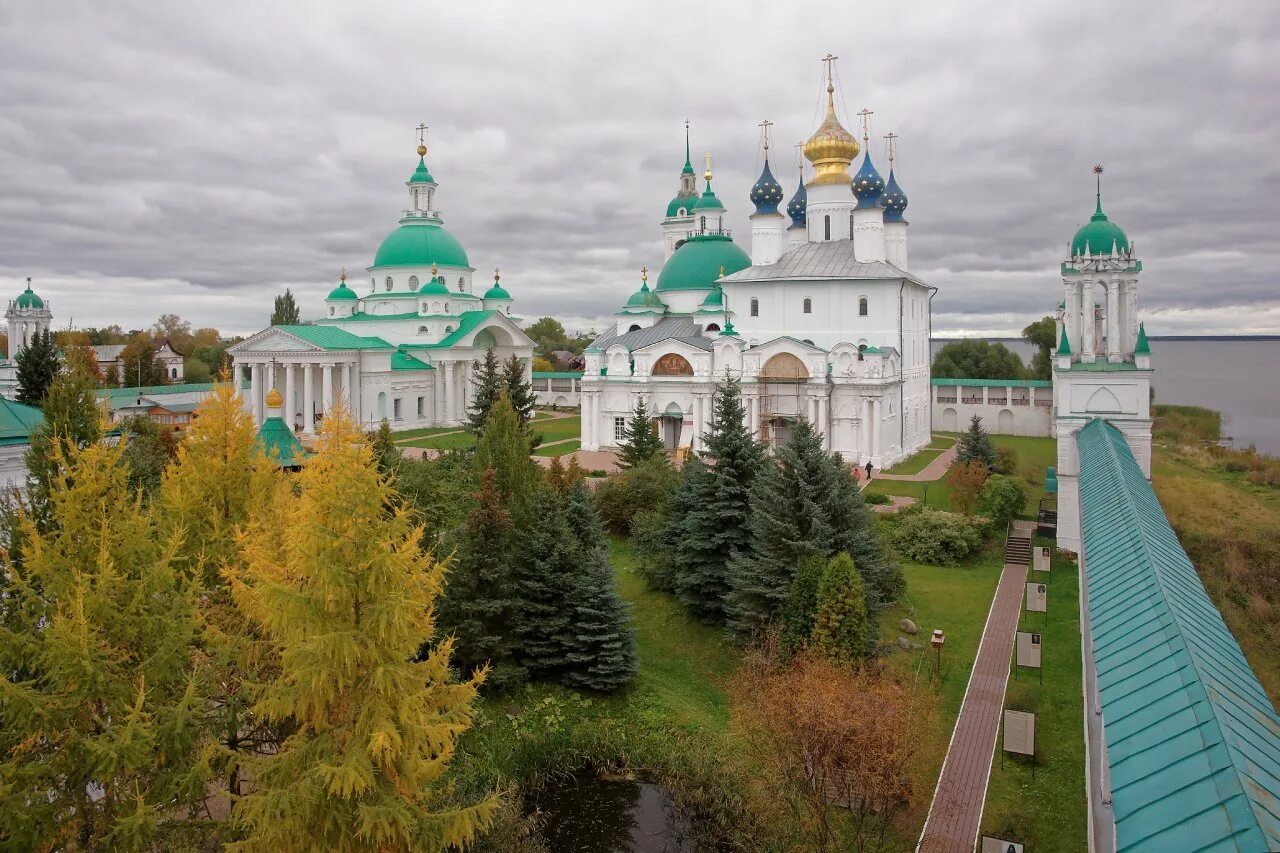 Монастырь на левом берегу. Спасо-Яковлевский монастырь Ростов. Яковлевский монастырь Ростов Великий. Спасо Яковлевский храм Ярославль. Яковлевский храм Ростов.