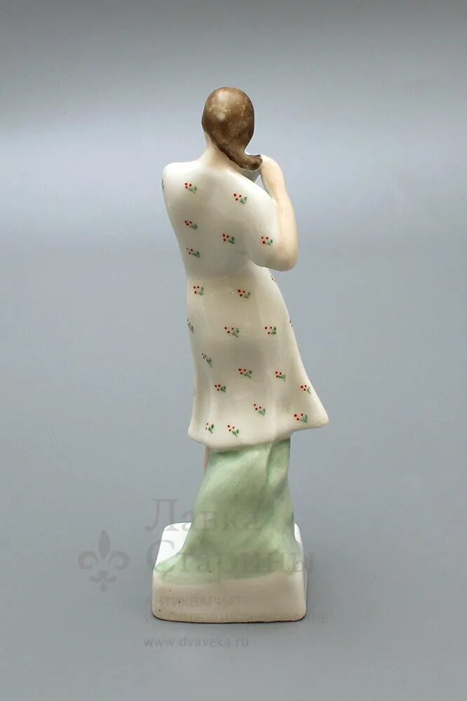 Статуэтка мальчик на подушке песочное. Фарфоровая статуэтка мальчик с мишкой песочное. Статуэтка мальчик фарфор. Завод песочное статуэтки. Статуэтка песочное.