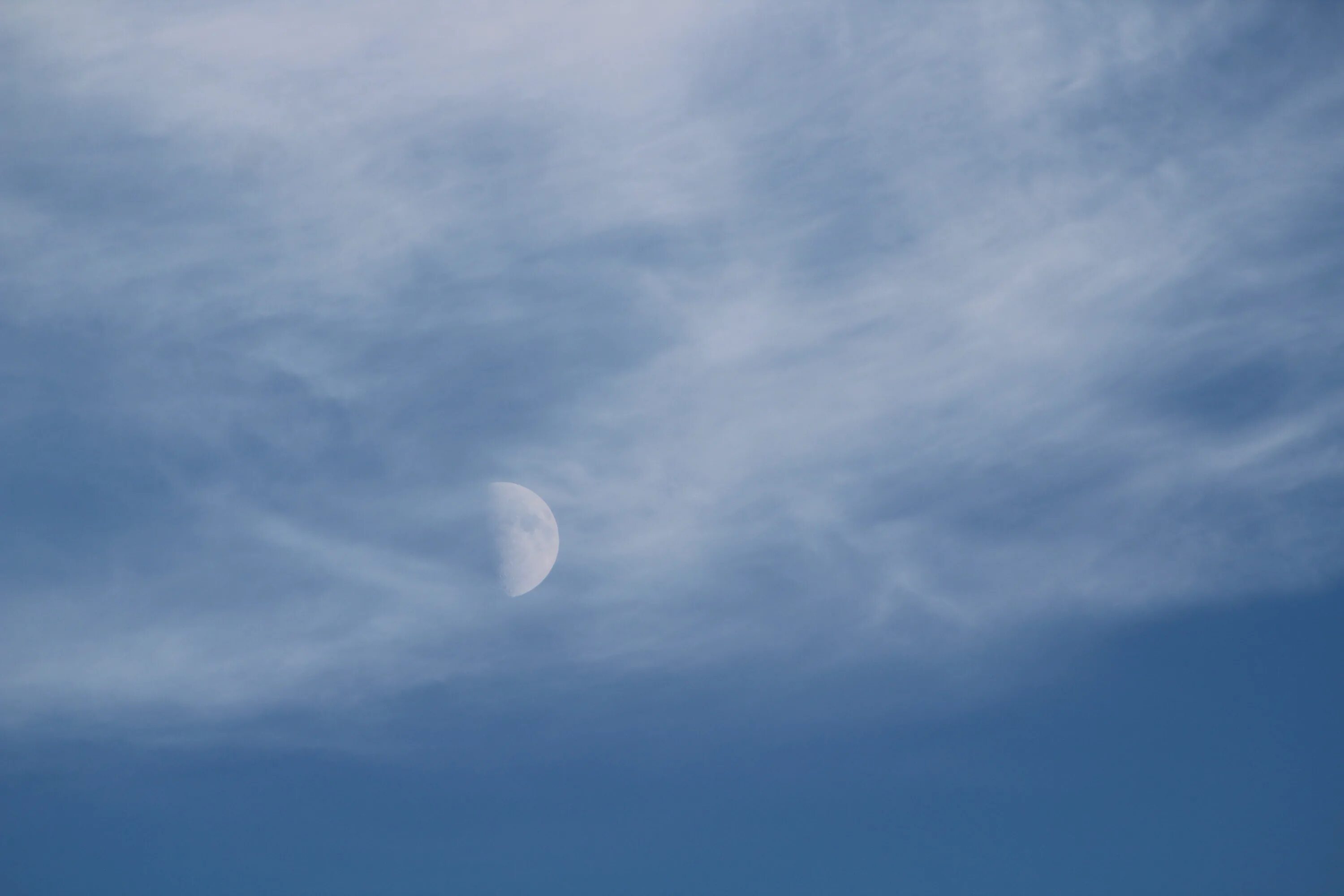 Луна в облаках. Луна и тучи. Лунная дымка. Атмосфера Луны фото.