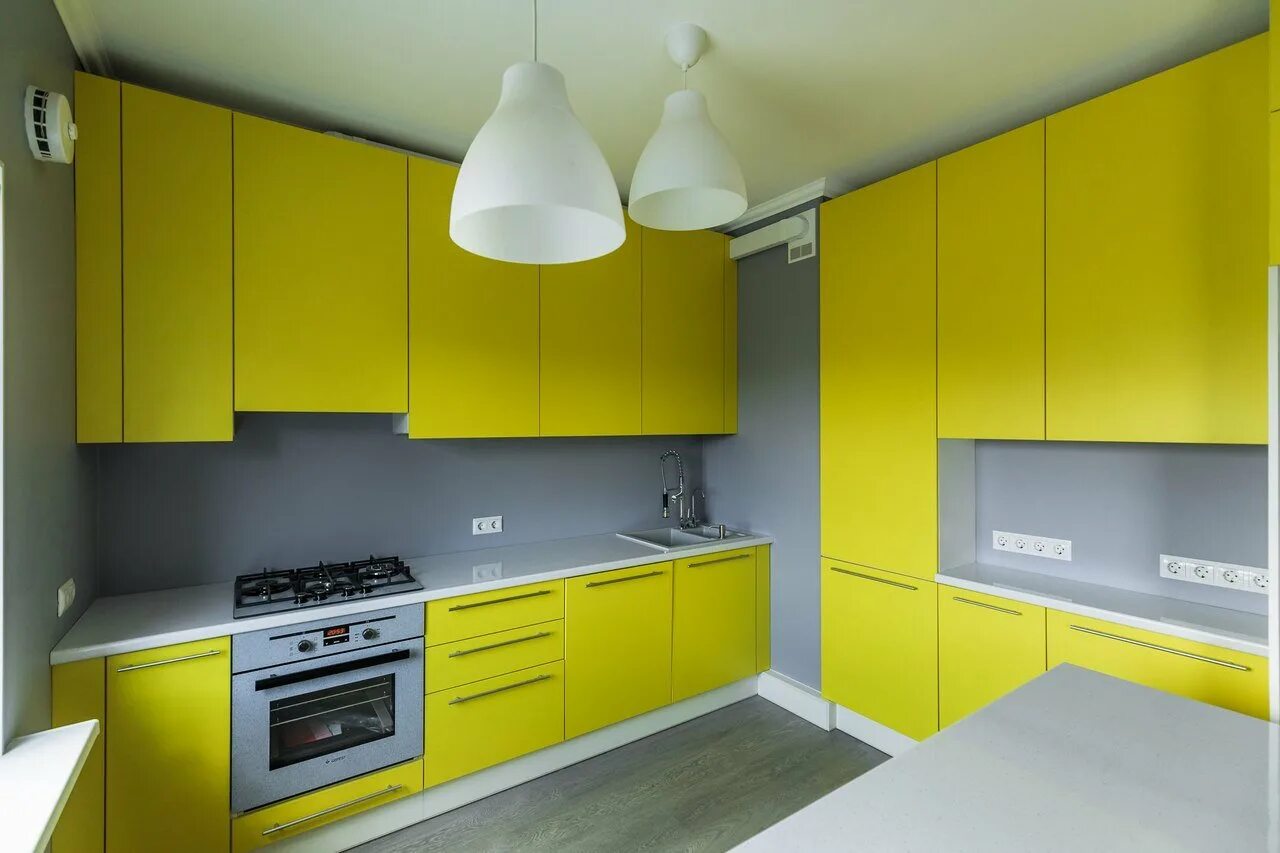 Современная желтая кухня. Желтые кухни. Черно желтая кухня. Желтые кухни. Кухня с лимонными рельефными фасадами.