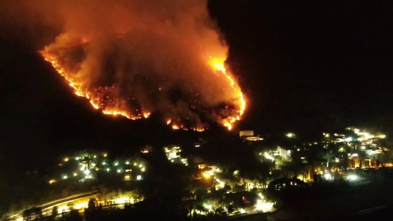 Опасно ли в абхазии. Пожар в Гаграх. Гагра горит. Пожары в Абхазии в 2016. Абхазия катаклизма.