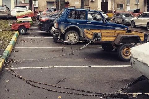 Занимают места во дворе