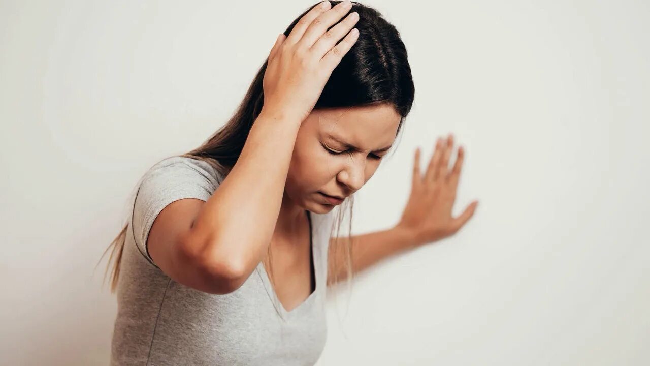 Кружится голова причины. Женщина в стрессе. Кружится голова очень плохо. Девушка с головной болью. Кружится голова очень плохо.