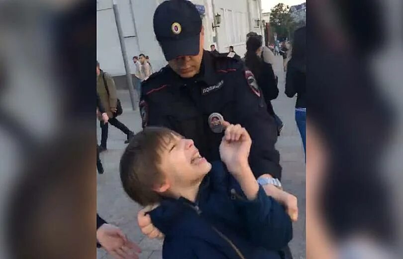 Мальчик кричит. Мальчик кричит полиция. Школьники в америке. Мальчик кричит полиция. Полиция арестовывает детей.