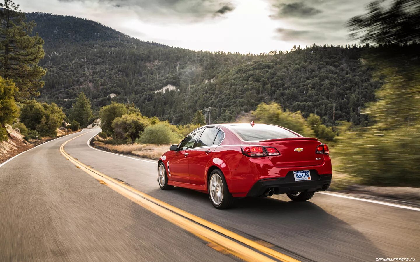 Поломка автомобиля на дороге. Выкуп автомобилей. Мужчина обнимает машину. Машина быстро едет. Водитель и автомобиль.