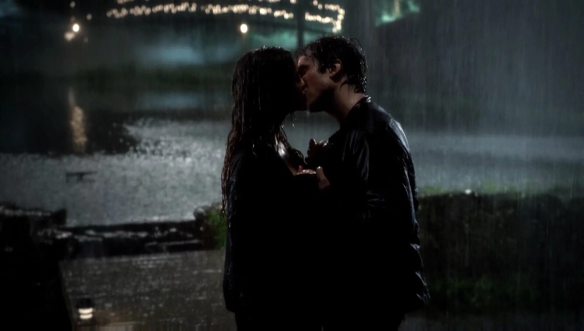 Another love rain. Дневники вампира поцелуи. Damon and Elena Kiss.