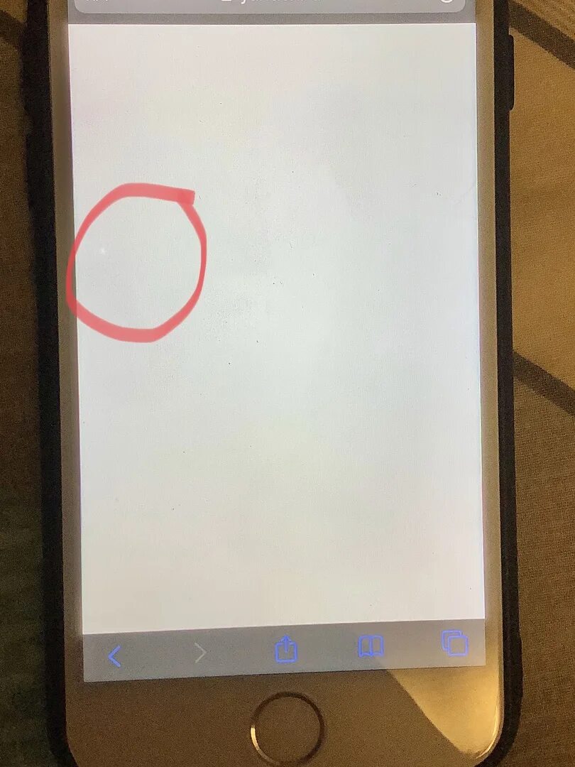 Что делать если на телефоне появилось пятно. Пятно на экране айфона. Белая точка на экране айфона. Белое пятнышко на экране айфона. Тёмное пятно на экране айфона.