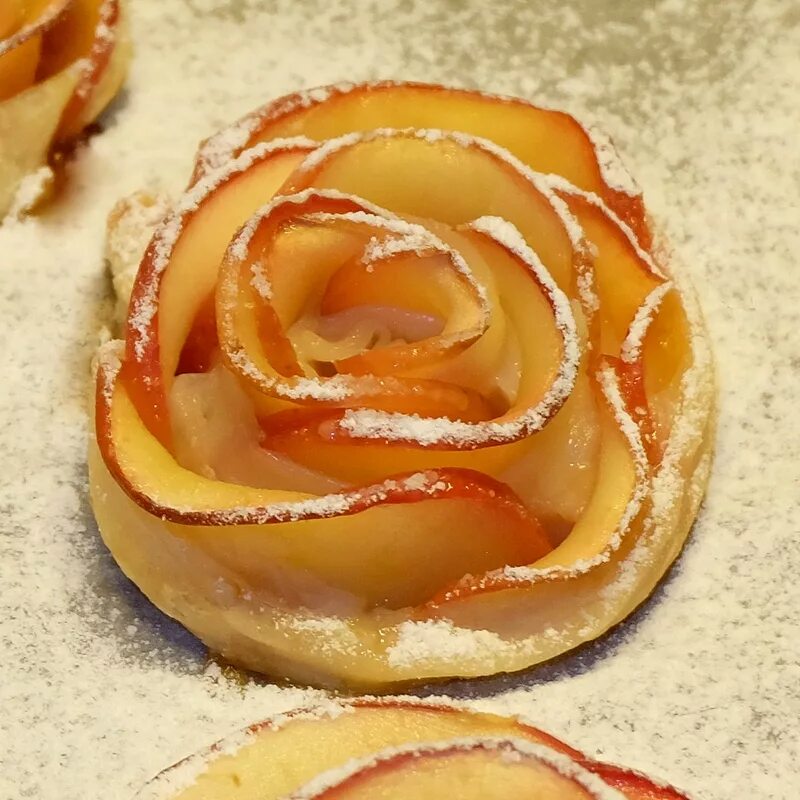 Пирог розочка. Розочки из слоеного теста с яблоками. Розы из яблок и слоеного теста. Выпечка в виде розы.