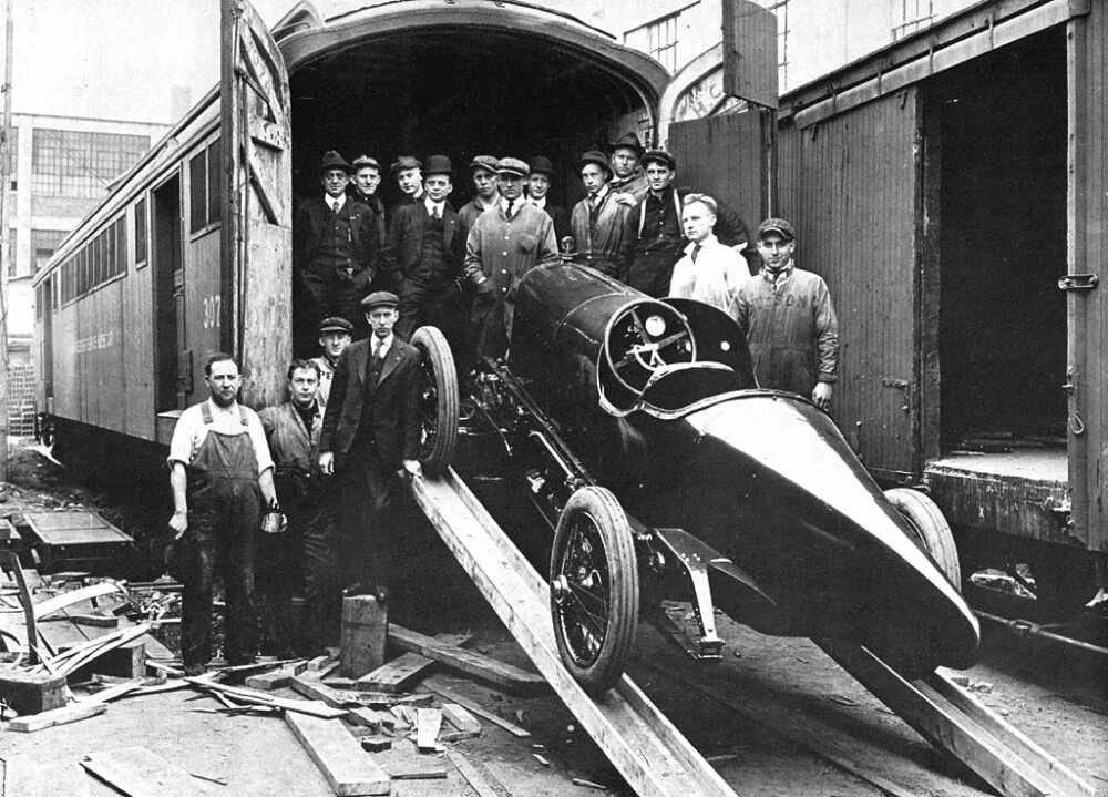 Экономика великобритании в начале 20 века. Подводная лодка дельфин 1903г. Моряк 19 века. Предприниматели начала 20 века. Верфи японии 20 век.