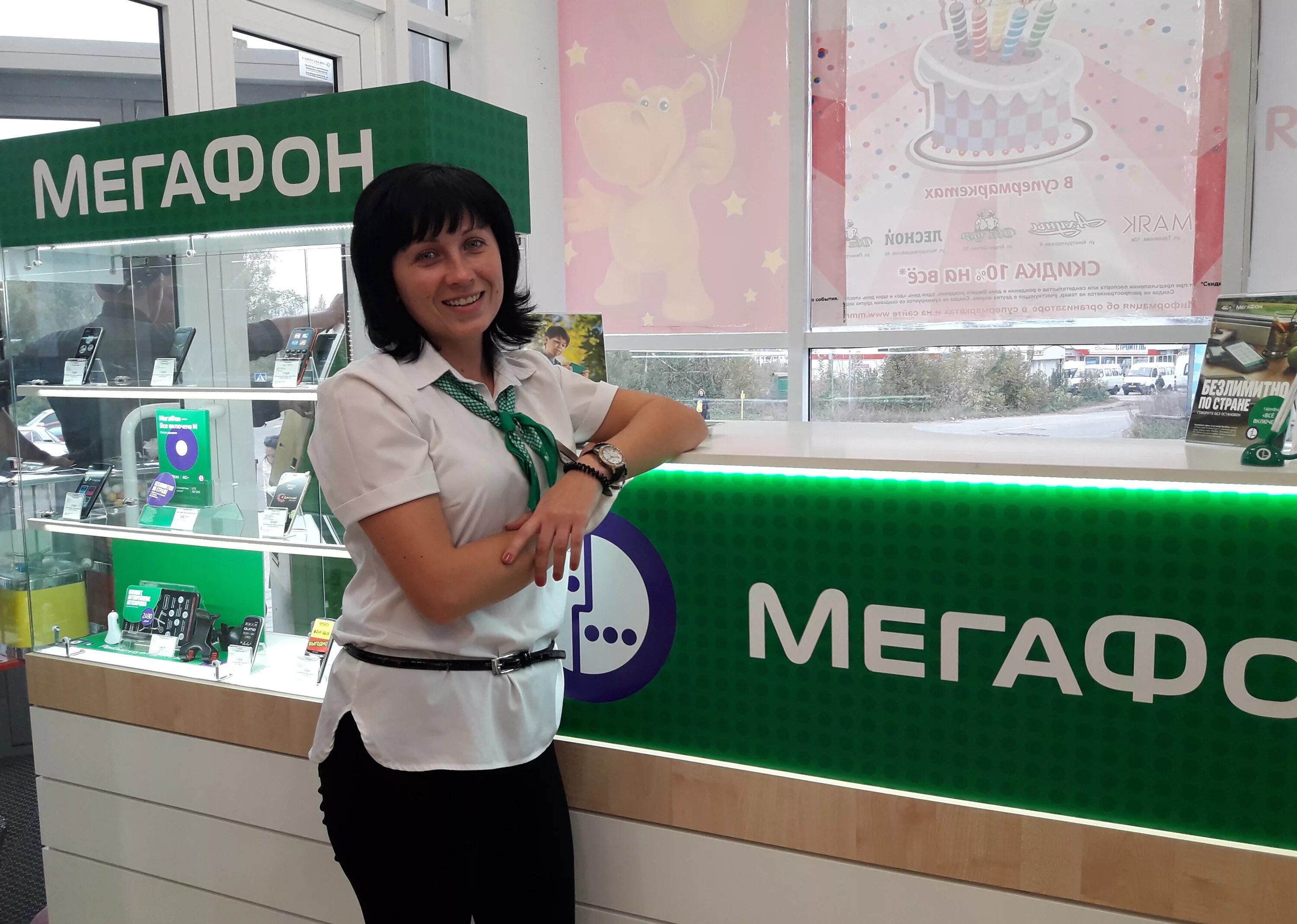 Мегафон черкесск. МЕГАФОН консультант. МЕГАФОН сотрудники. Продавец МЕГАФОН. МЕГАФОН фото.