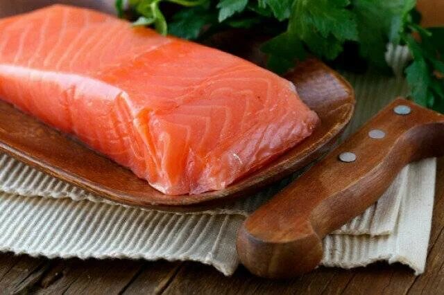 форель малосольная. красная рыба. рыба красная с острыми концами. чавыча форель лосось. рыба красная для посола ассортимент.