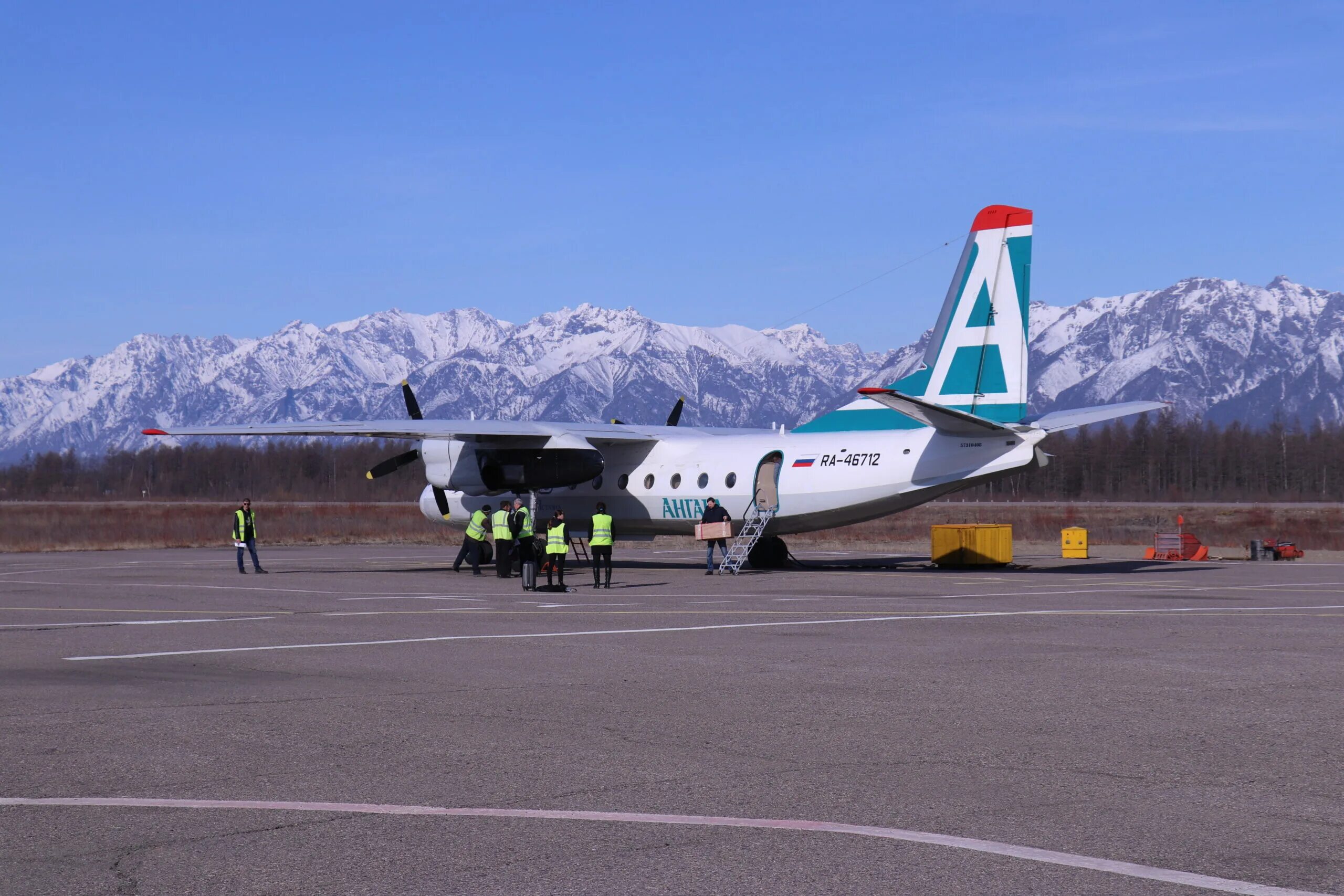 Самолет чита чара. Ан 24рв ангара. Аэропорт новая чара. Самолет чита чара. Ан 24 angara airlines.