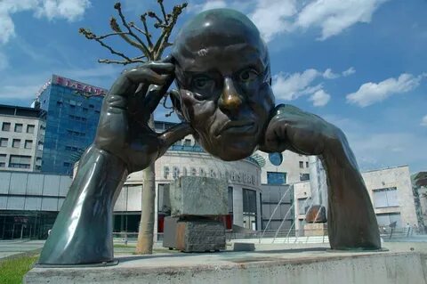 Статуя думает