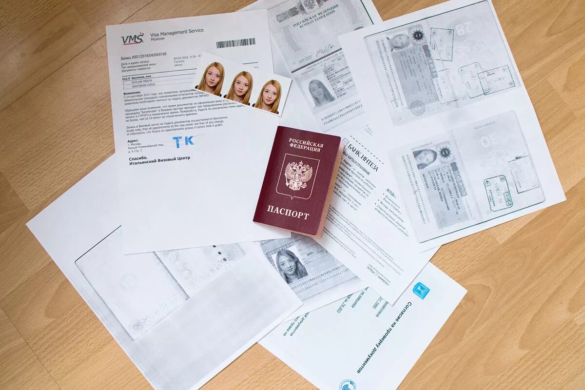 Подача документов на испанию. Виза на документе. пакет документов на визу. пакет документов для шенгенской визы. набор документов.