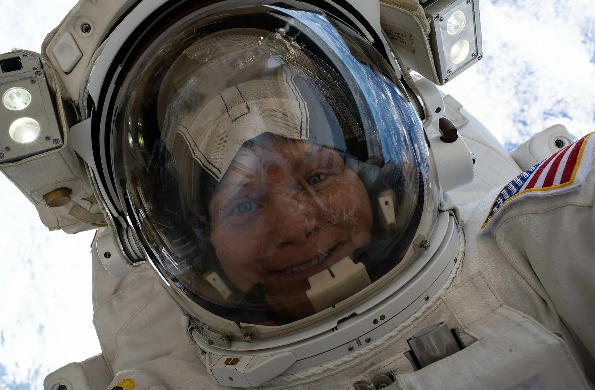 Видео первый человек в космосе. Космонавт селфи. Космонавт в космосе. Селфи в космосе. Полет без скафандров.