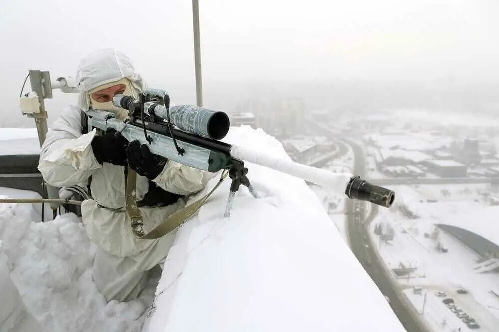 Корректировщик. Снайпер в зимнем камуфляже с СВД. Снайперская винтовка зимний камуфляж. Снайпер зимой. Российский снайпер.