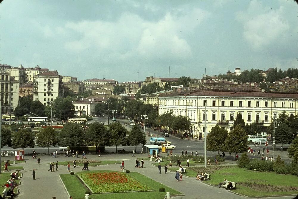 Киев старый город. Русский город старше киева. Киево печерская лавра 19 век. Крещатик в 19 веке. Киев крещатик дореволюционный.