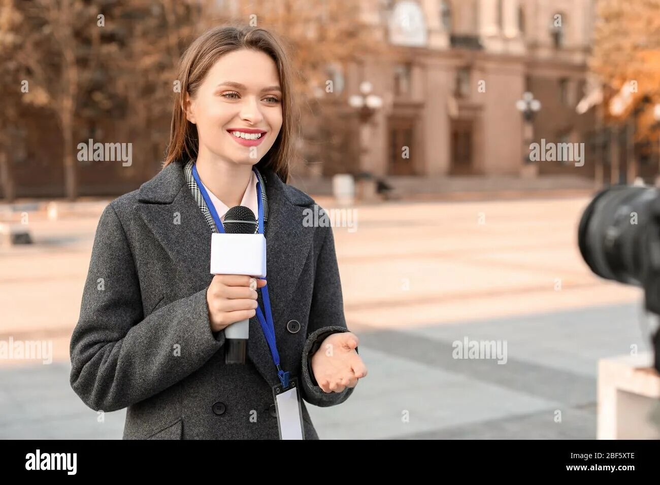 Девушка которая берет в тот. Девушка которая берет в тот. Человек на интервью. Девушка в очкахх скаре. Берут интервью.