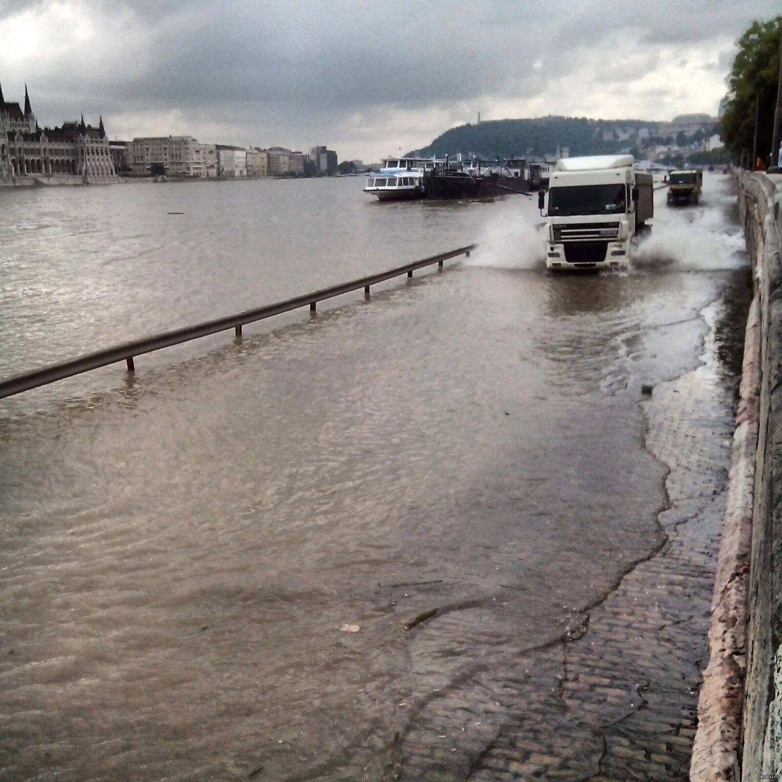 Наводнение в дунае. Будапешт затопило. Будапешт дунай не обламывай. Слайд шоу паводок наводнение. Наводнение в будапеште.