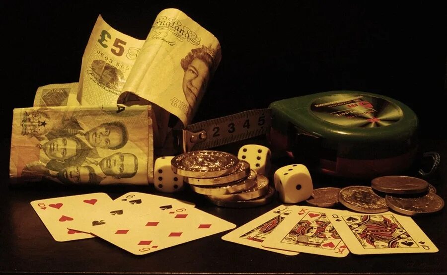 Карты деньги Покер. Игральные кости и деньги. Деньги на игральной карте. Натюрморт с игральными картами.