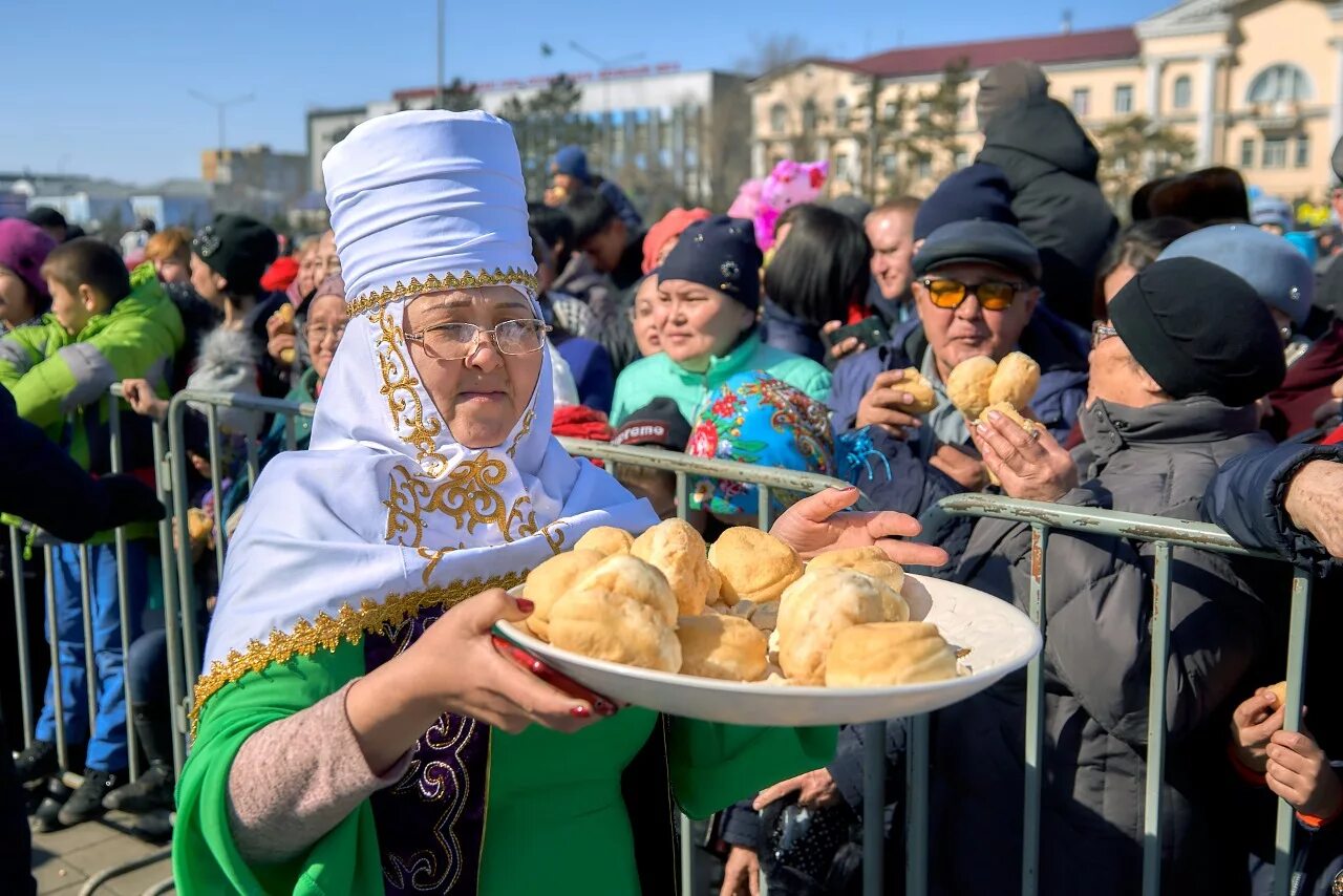 Наурыз в казахстане какого числа 2024 году. Наурыз баурсаки. Празднование Наурыза. Наурыз коже. Казахская бабушка.