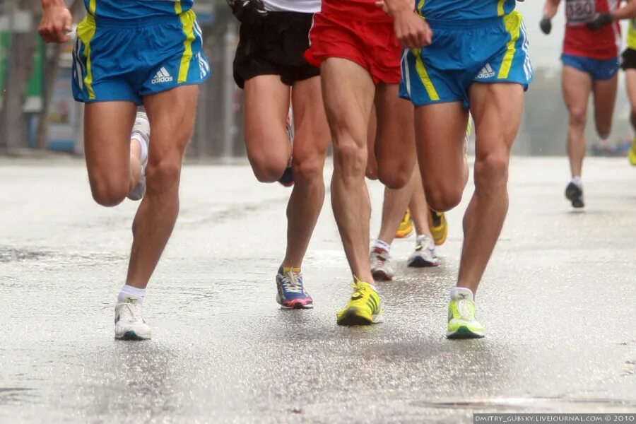 спортсменки бегут красивые в городе. Skechers race crew chevron huston marathon. бег в жару. человек бежит к финишу. эйфория бегуна.