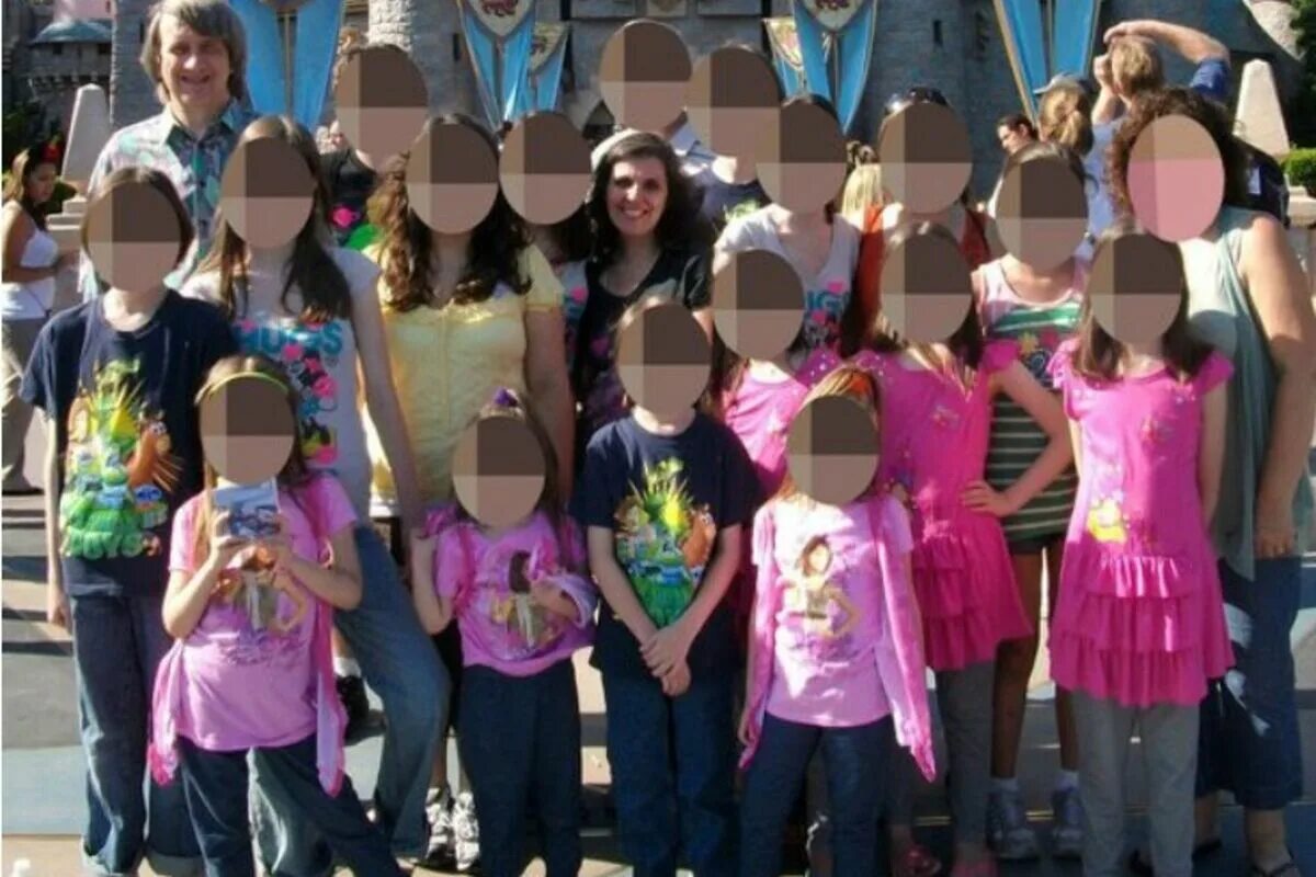 Давид луиз турпин. Дэвид и луиза терпин дети. Луиза терпин семья. Дэвид и луиза терпин дом. Дэвид иилуиза терпинин.