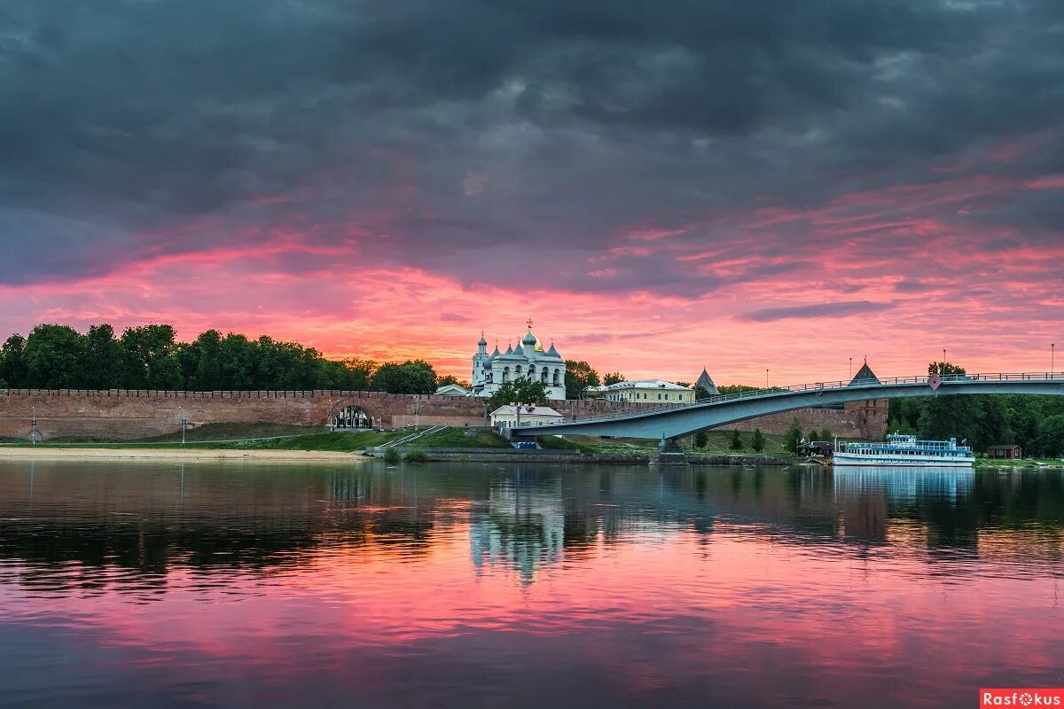 Красоты новгорода. Великий Новгород Кремль летом. Великий Новгород Кремль закат. Белые ночи Великий Новгород. Великий Новгород пейзажи.