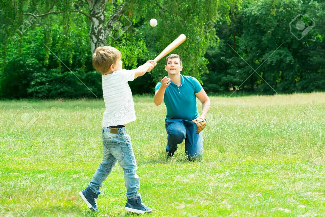 Папа и сын играют в Бейсбол. Мальчик играет в Бейсбол. Бейсбол father. Папа и сын играют в рыцарей.