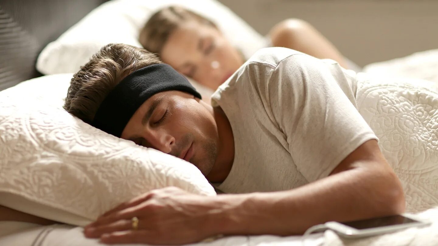 Спящий парень. Мужчина спит. Беспокойный сон. Мужчина спит. Т спящего парня.