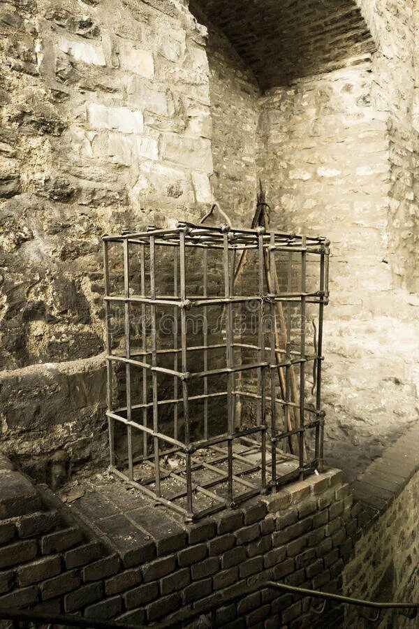 Средневековая пыточная тюрьма. Темница средние века. Клетка пыток