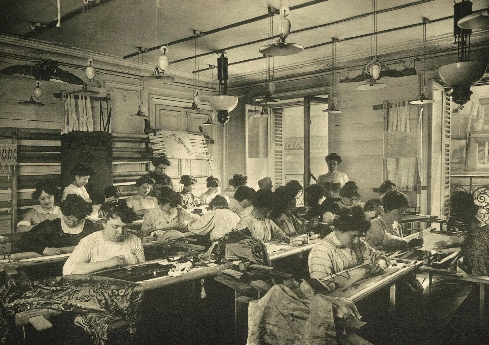 Швейная фабрика Зингера 19 век США. Швейные фабрики Зингера 20 век. Швейная фабрика 1910 в Великобритании здание. Швейная фабрика начала 20 века в России.