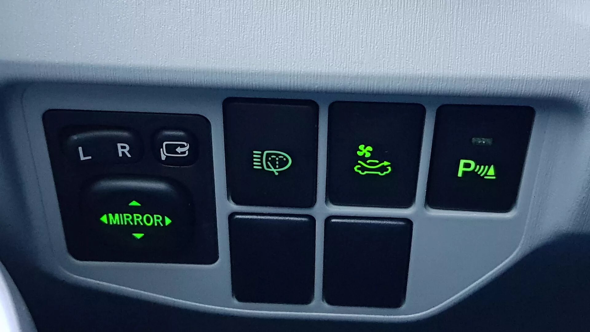 Prius 11 кнопки. Кнопки приус 20. Ev mode prius 20. Кнопки тойота приус 30. Кнопки на приусе.