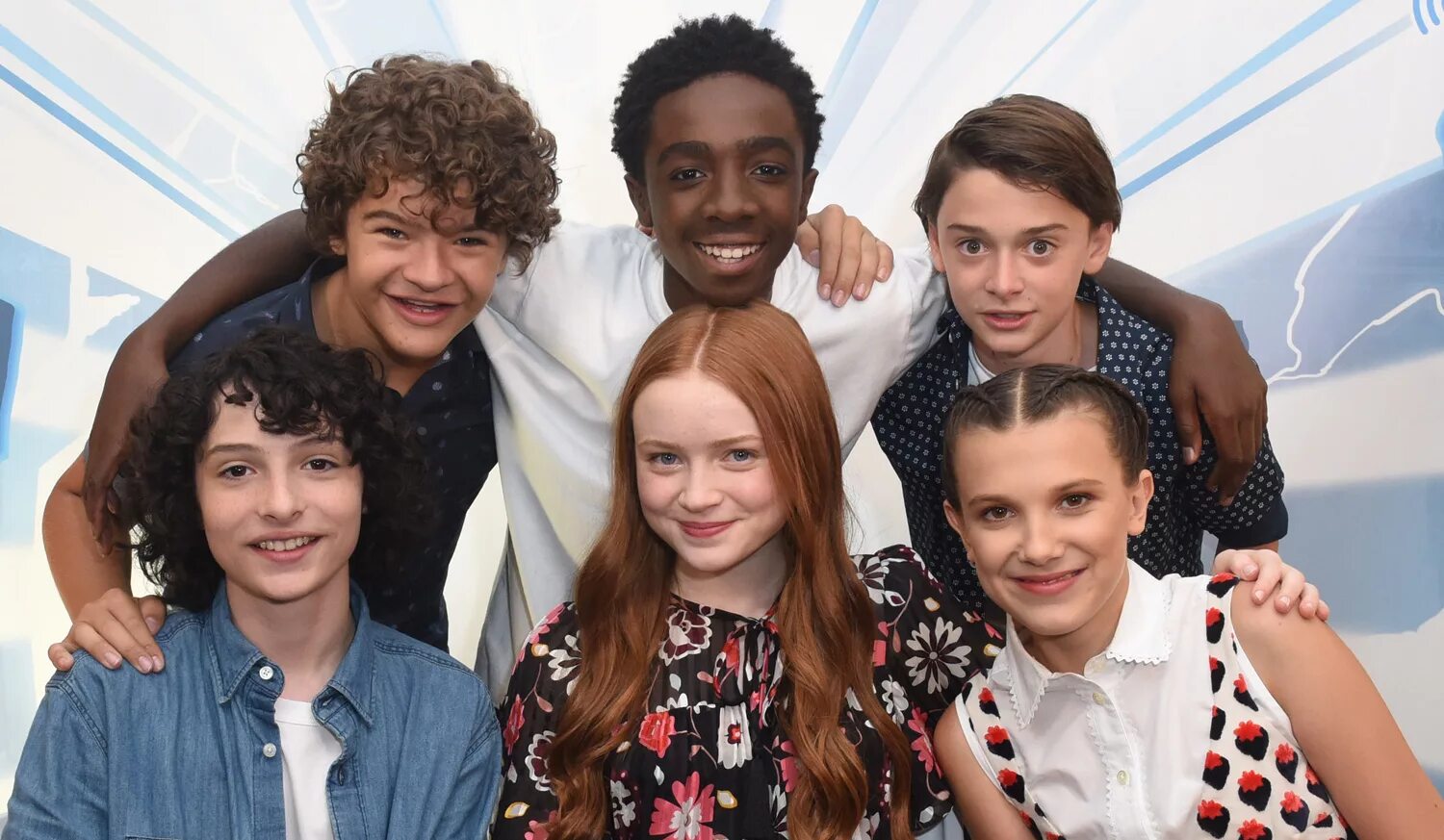 Каст осд. Stranger things каст. ноа шнапп и милли бобби браун сэди синк. милли ноа актеры. милли бобби браун и ноа шнапп и финн вулфорд и сэди синк.