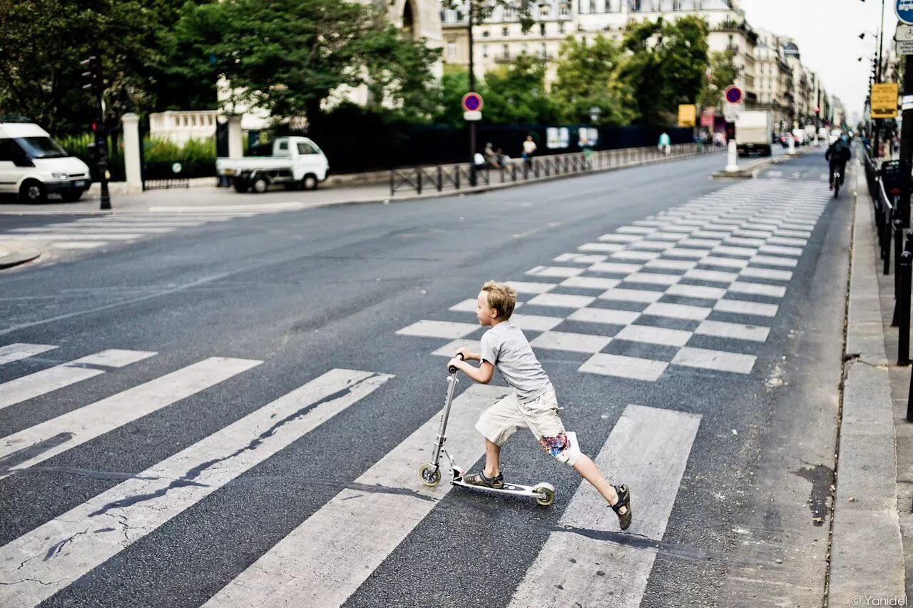 Дети на дороге. Пешеход на дороге. Дорогие дети. Проезжая часть для детей. Перебегал пешеходный переход