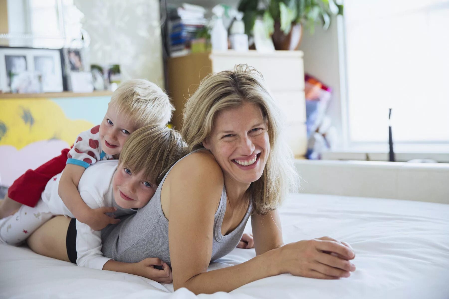 Moms teaching daughter. Мать с двумя детьми. О женщина. Взрослая женщина как ребенок. Мать двоих детей семья.