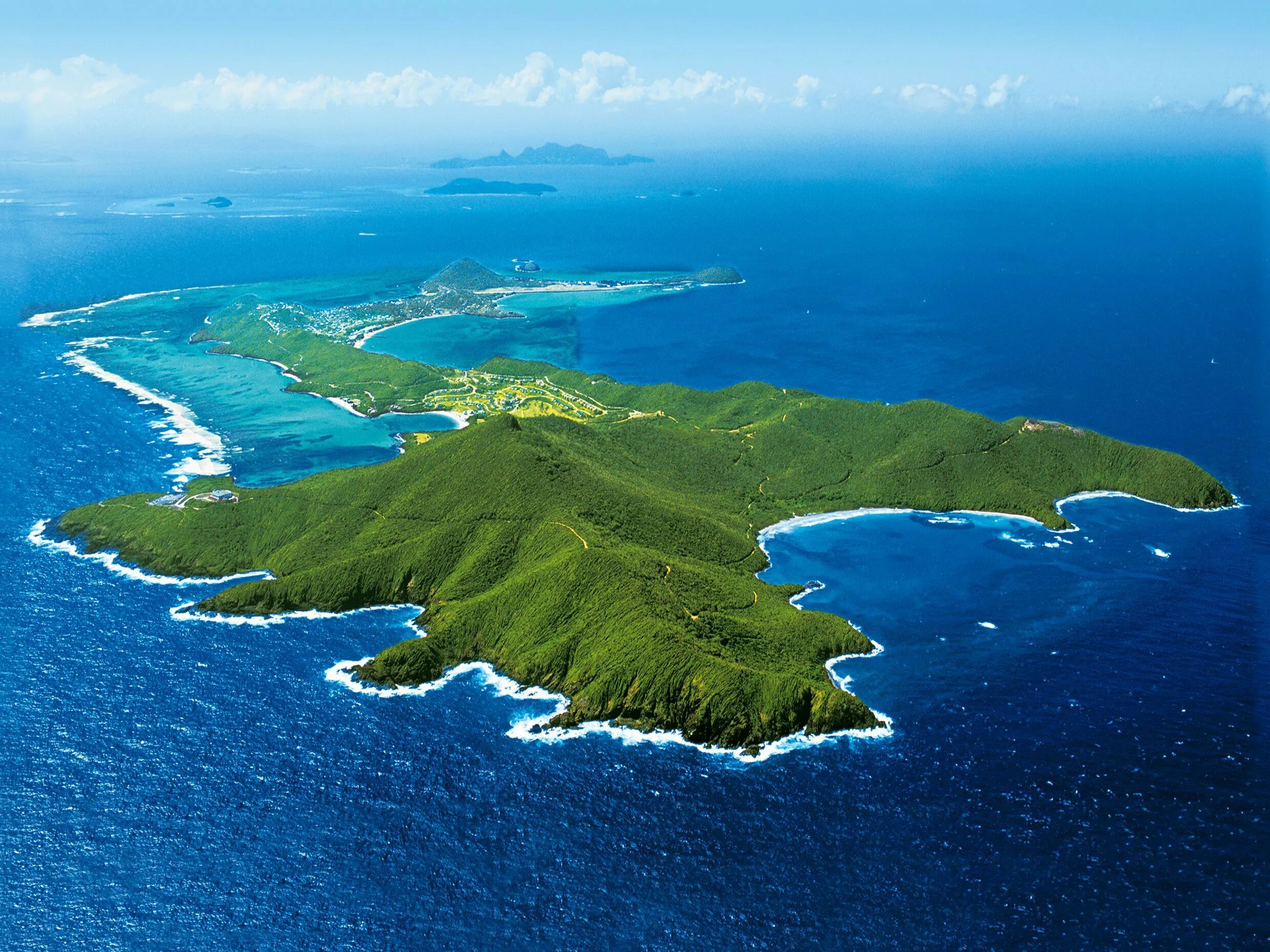Самый большой остров у берегов северной америки. Сент-Винсент и Гренадины. Остров Кануан Карибские острова. Кингстаун сент-Винсент и Гренадины. Остров сент-Винсент в Карибском море.