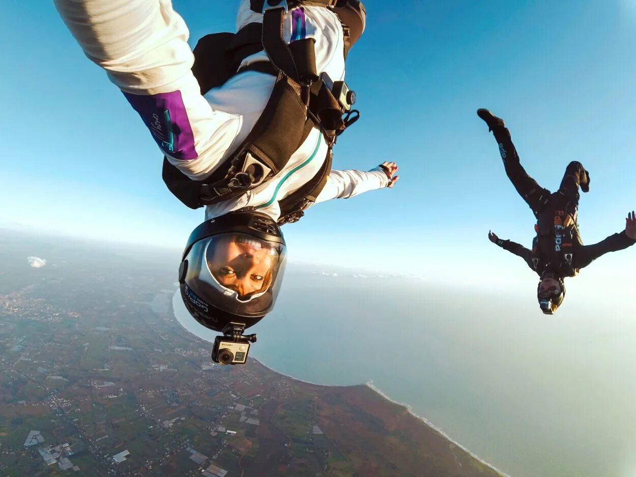 летающий человек. человек летает в воздухе. в прыжке. парень падает. небо полет вингсьют.