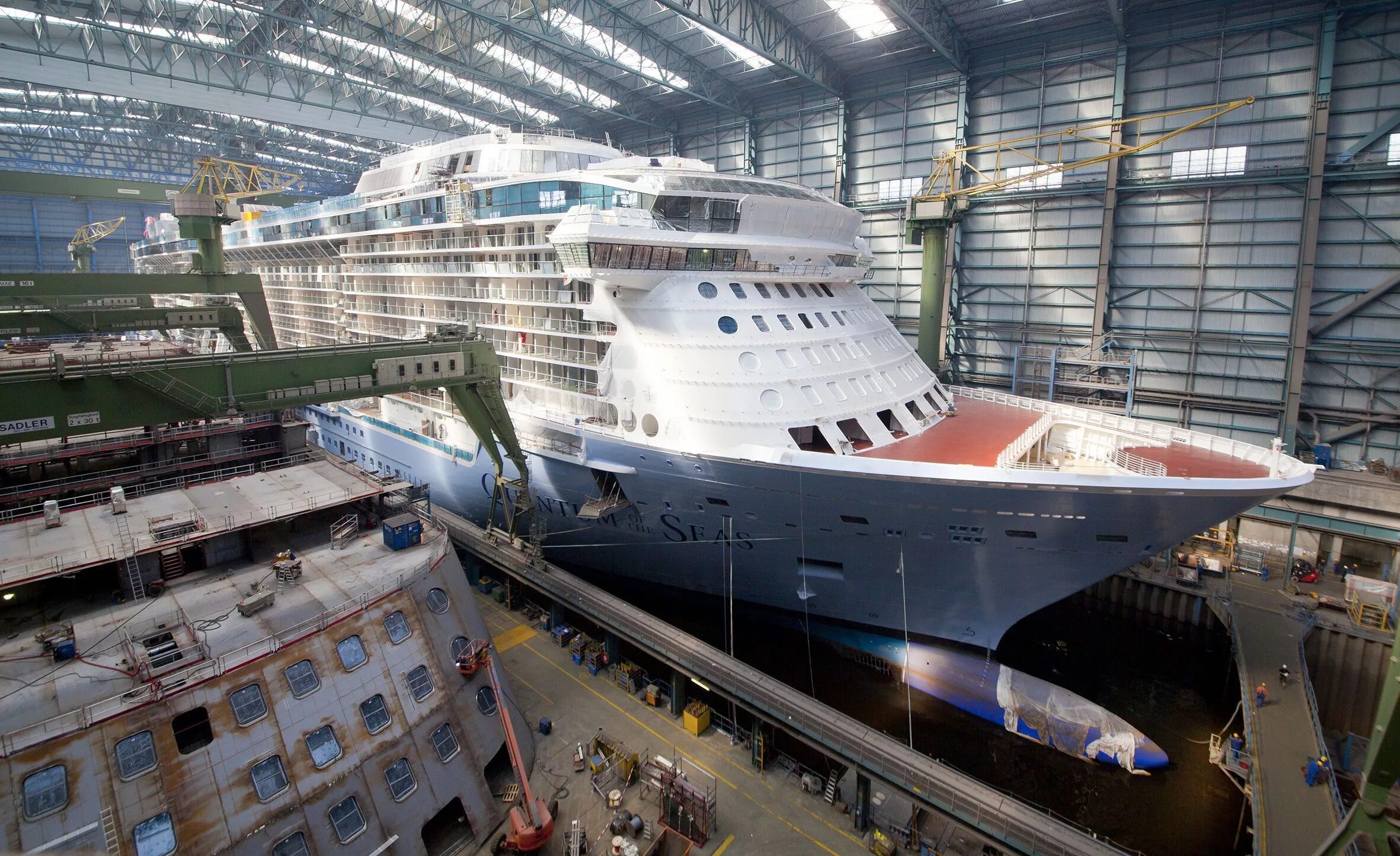 Симфония морей машинное отделение. Двигатель лайнера. Самый большой круизный лайнер. Harmony of the seas («гармония морей»)лего. Судно в доке.