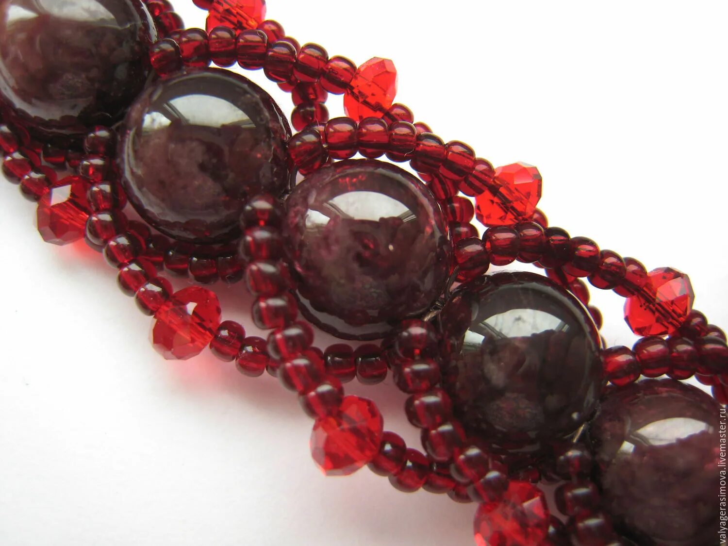 Гранат камень. Камни сочетающиеся с гранатом. Браслет из натуральных камней гранат. Браслеты и серьги из натуральных камней. Колье с камнем граната.