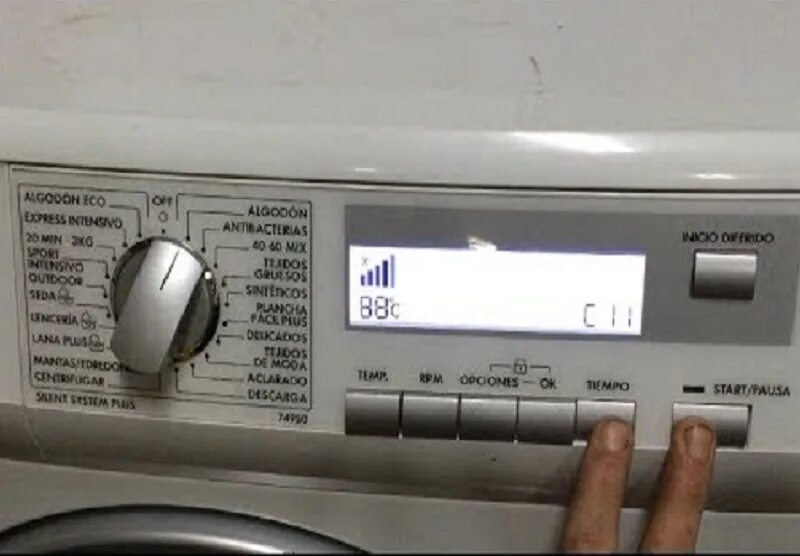 Ошибка e 10 0. AEG стиральная машина Электролюкс. Стиральная машинка Electrolux ошибка е10. Стиральная машинка AEG 64600. Машинка стиральная Электролюкс err.