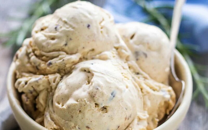 Maple walnut мороженое. Мороженое с орехами. Шоколадное мороженое джелато. Ведерко мороженого. Шоколадное мороженое эскимо.