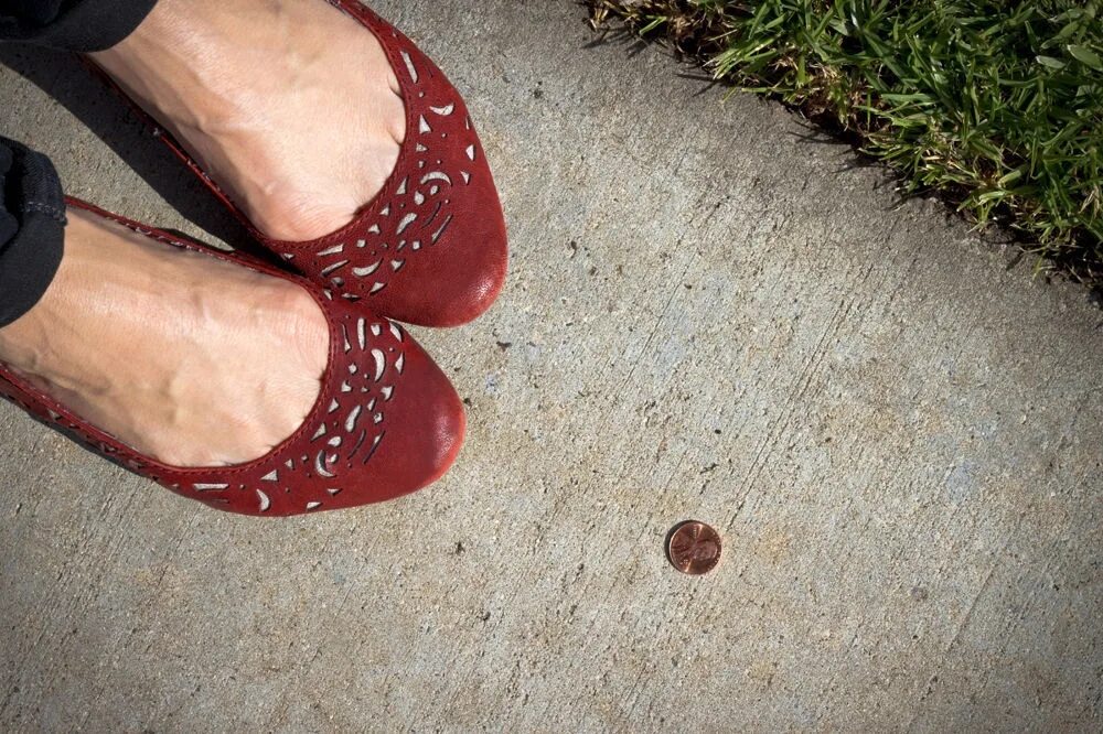 Примета найти на улице. Монетка лежит на улице. Нашла монетку на улице. Монетка пенни на дороге. Девушка нашла монетку на улице.