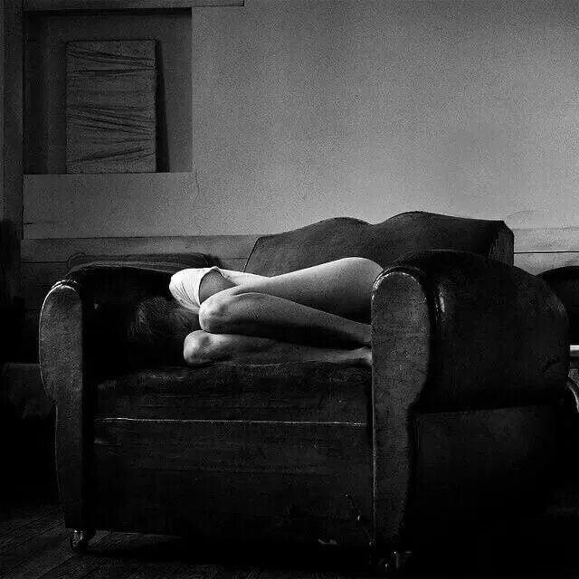 Сильная скука. Женское одиночество. Черно белое одиночество. Фотосессия одиночество. Депрессивная девушка.