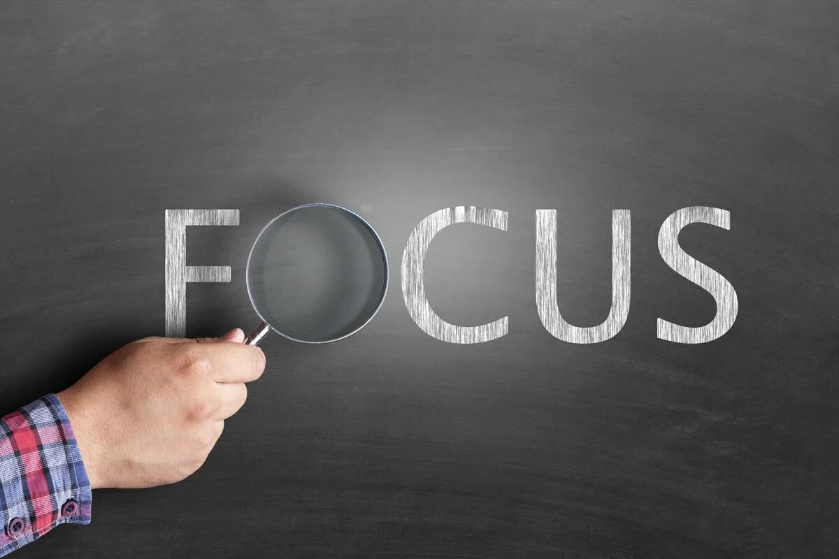 Focus goal. Бизнес фокус. Focus надпись. Фокус на основном бизнесе. Слово фокус на фоне.